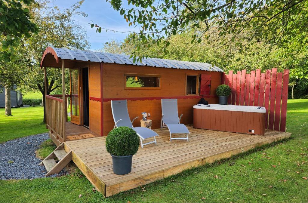 Saint-Jean-d'Elle House | le cocon d'amour " Roulotte avec jaccuzi privé "