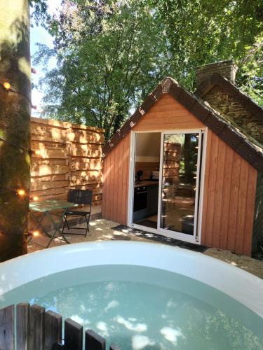 Saint-Jean-d'Elle House | le cocon d'amour " le fournil avec bain nordique privé "