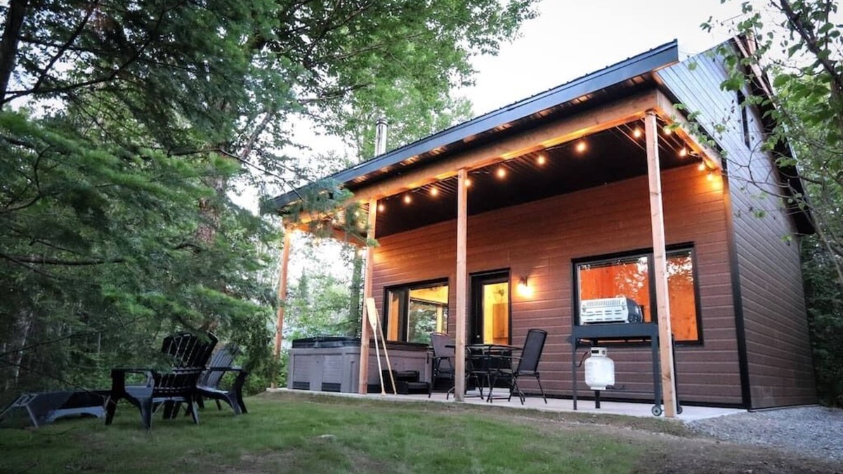 Shannon Apartment | Le Colvert - Waterfront Cabin with Spa