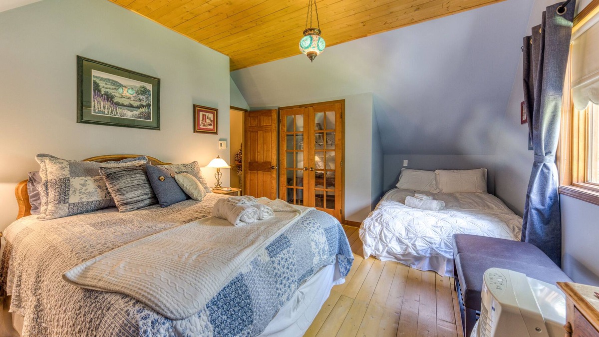 Frampton Ski Chalet | Le Domaine de l'Étang, Traditional Chalet: 4 adults and 2 children