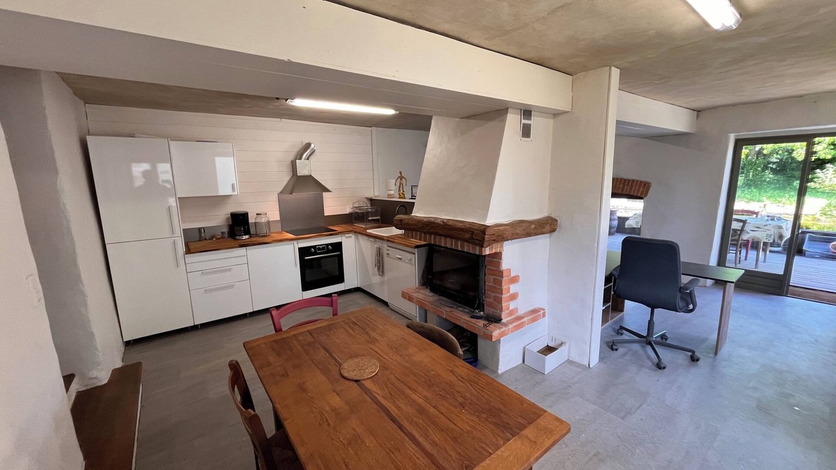 Chatte House | Le Domaine des Gameaux, gîte, large courtyard, kitchen area, games, workshops