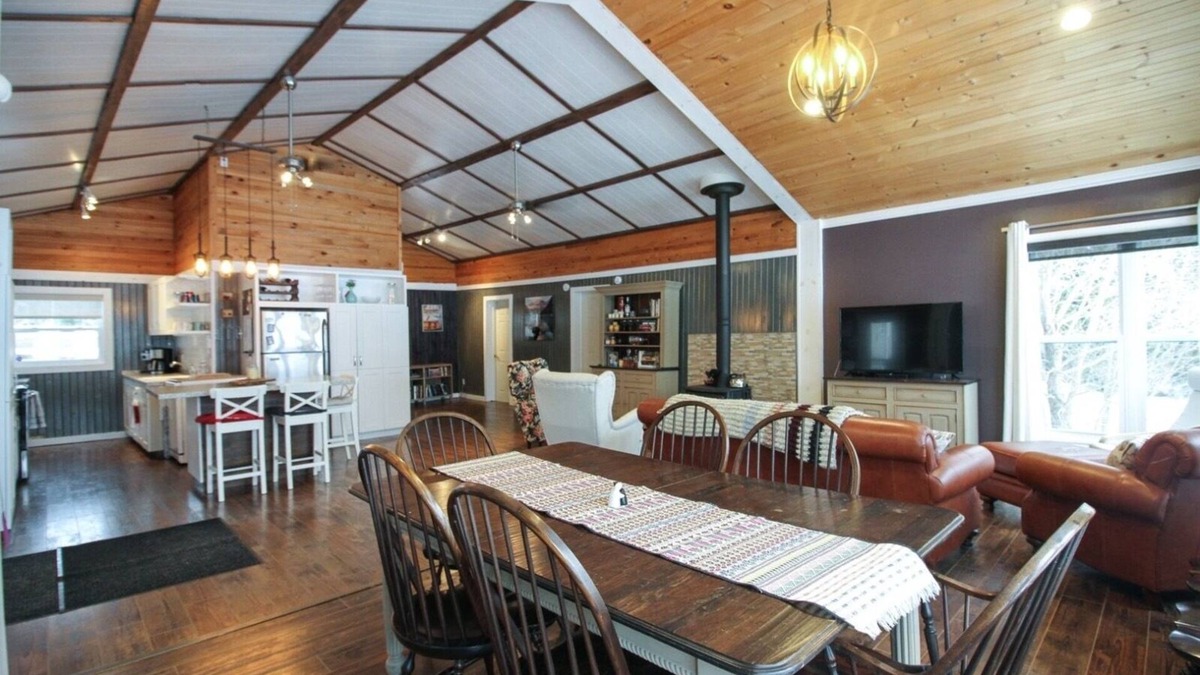 Saint-Andre-Avellin Cottage | Le Duc on the Lake - Cozy waterfront Cottage