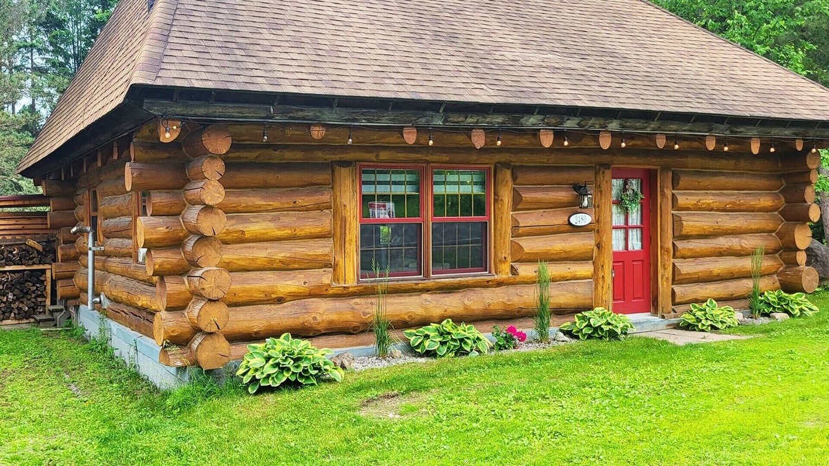 Entrelacs Ski Chalet | Le Féeria Chalet & Spa - Magnifique Chalet en Bois Rond sur le Bord de L'eau!