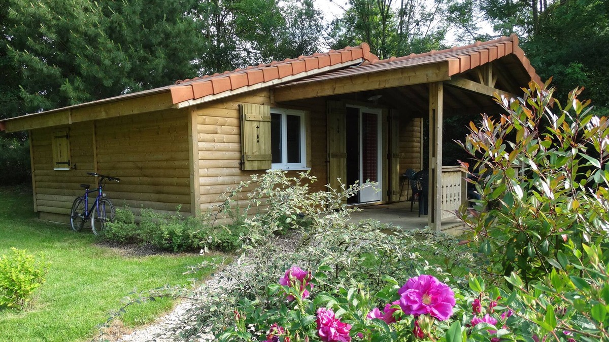 Le Fay Ski Chalet | LE FAY: Chalet LE SARCELLE on the edge of a pond surrounded by nature