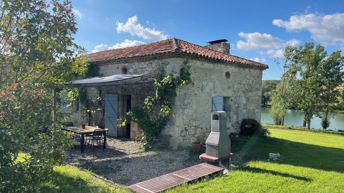 Montpezat House | Le Gîte de « La Chartreuse » Maison en Pierre Rénovée Avec Immense Piscine