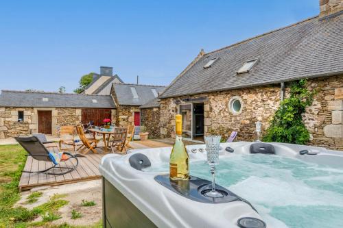 Saint-Mathieu House | Le gîte de Saint Mathieu, longère pleine de charme au bout du monde ! jacuzzi extérieur vue sur la campagne, salle de billard