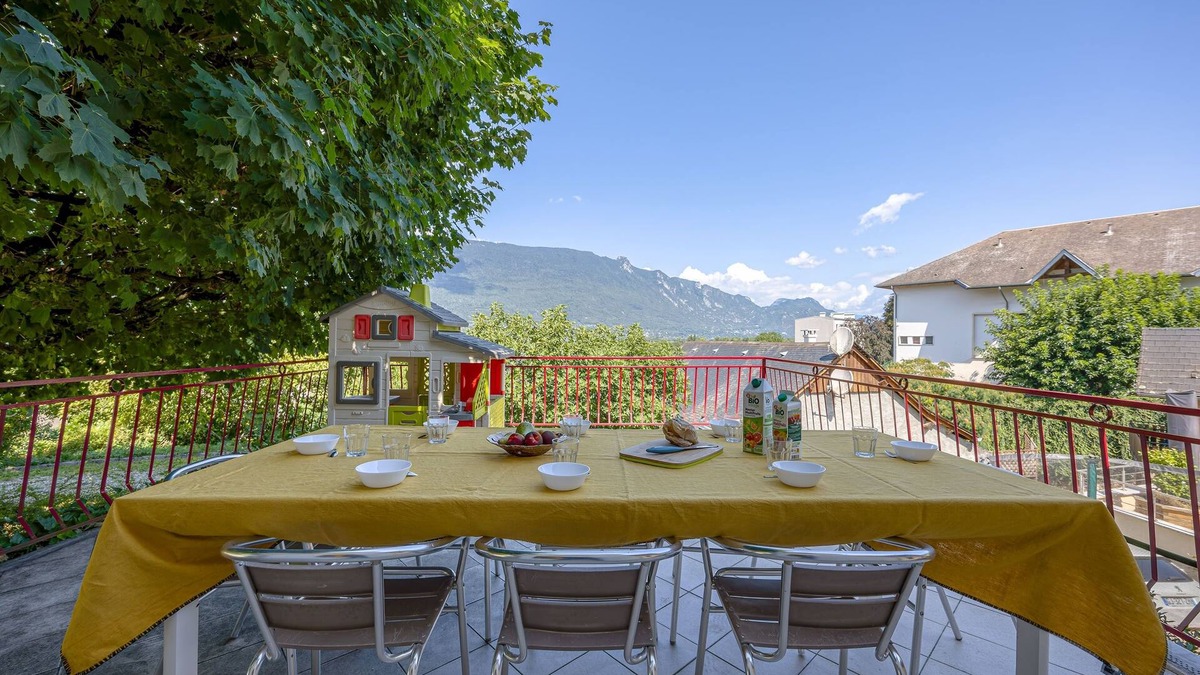 Voglans House | Le Gîte La Pierre Pons - vue montagne