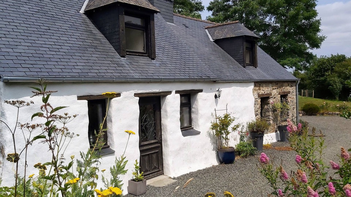 Calanhel House | Le Gîte "les Sources de Guerzouil" Vous Accueille Dans son bel Écrin de Verdure
