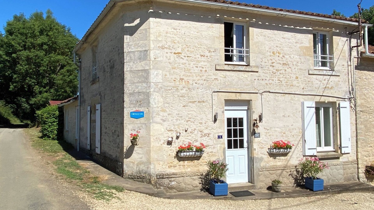La Caillere-Saint-Hilaire House | Le Gîte au Coin des Abeilles - Lovely rural three bedroom stone gîte with pool