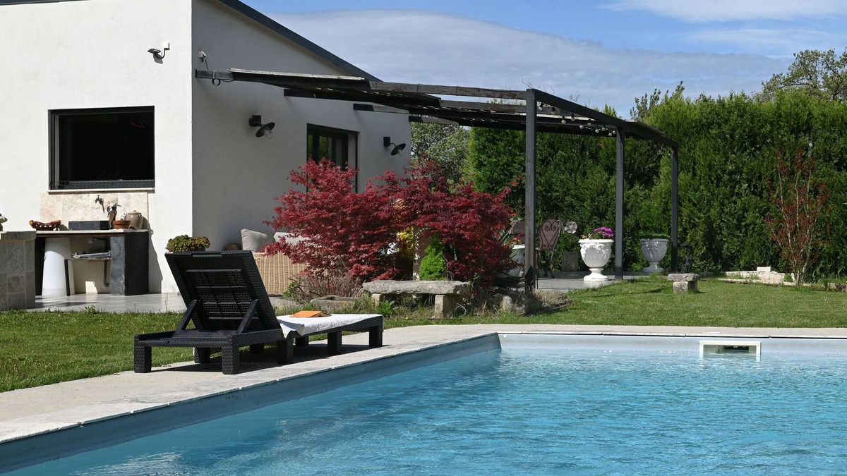 Carpentras Villa | "Le Galinié "Chic'Art. A beautiful Atelier with swimming pool and large park