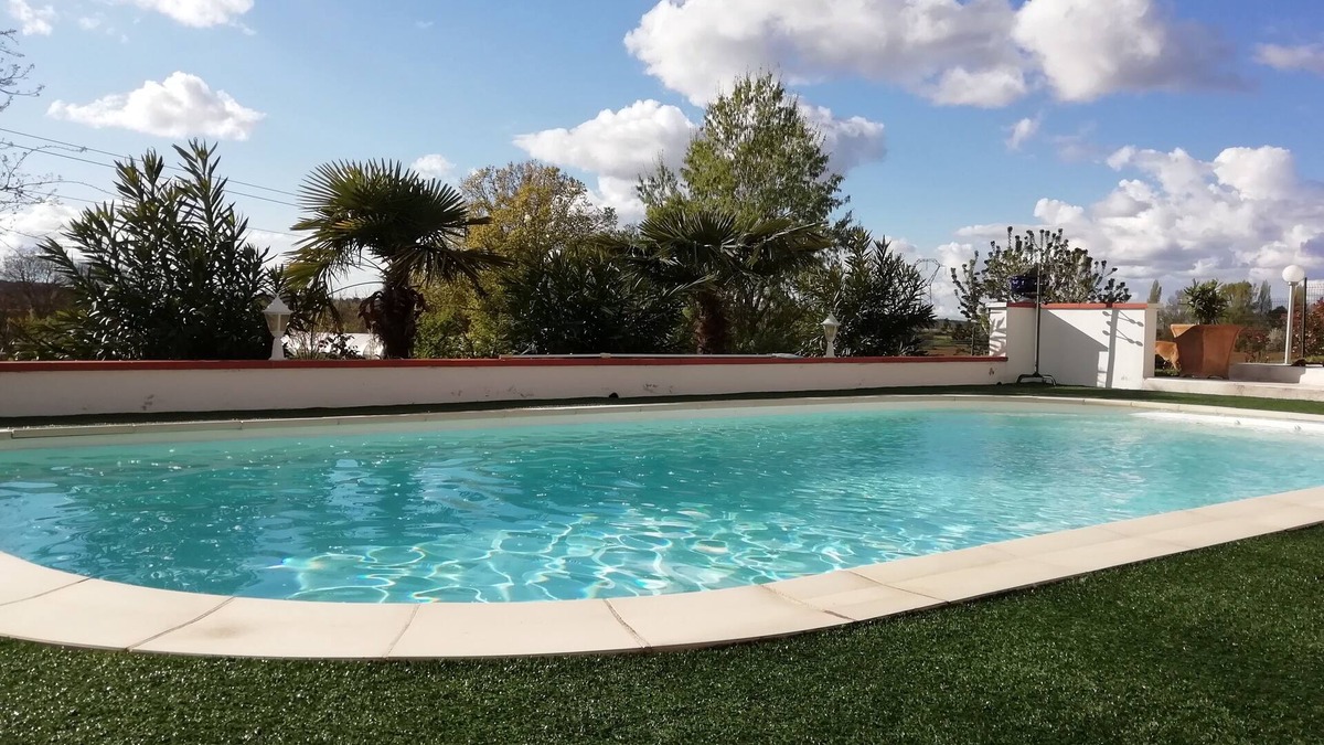 Lagardelle-sur-Leze House | Le Gite du Moulin with its swimming pool, private spa and pétanque court.