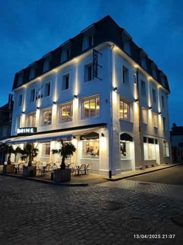Port-en-Bessin-Huppain Hotel | Le Grand Hôtel de la Marine "face à la mer"