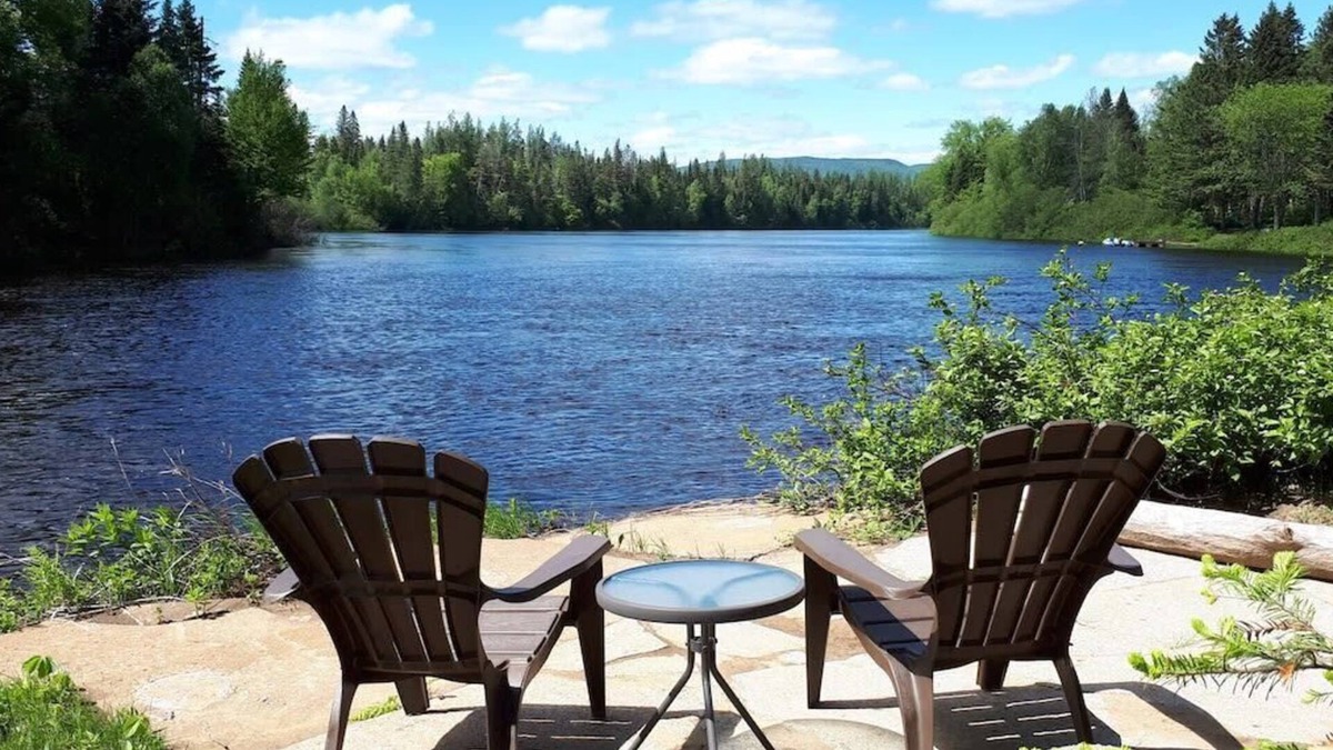 Shannon Ski Chalet | Le Grand Heron - Waterfront Cabin with Spa