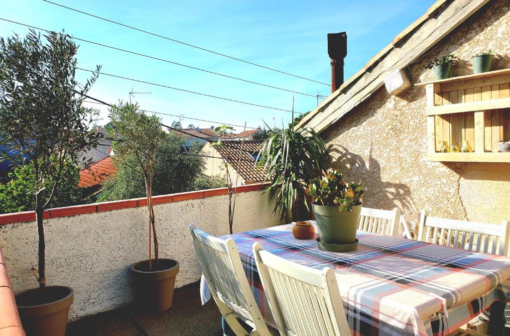 Beziers Apartment | Le Grenier superbe T3 Climatisation Terrasse Wi-Fi Netflix 15 mn coeur de ville 70m2