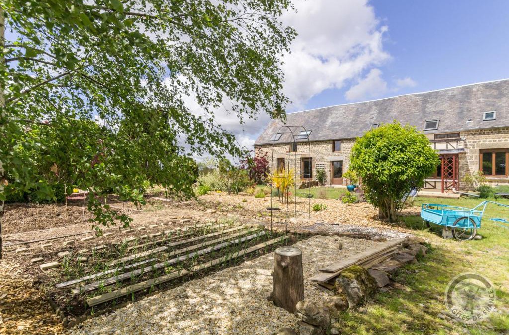 Savigny-le-Vieux Bed & Breakfast | Le jardin des fées