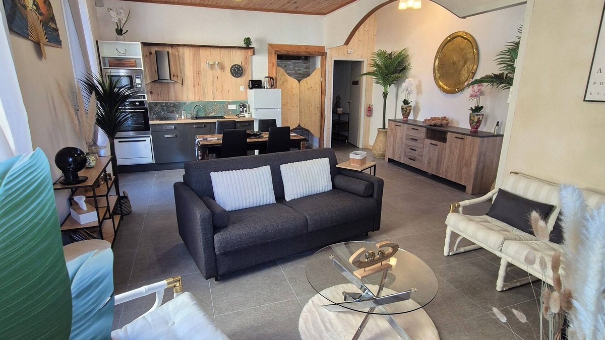 Laragne-Monteglin Apartment | Le Loft - 1-bedroom apartment - Ground floor. Ideally located for shopping and tourism.