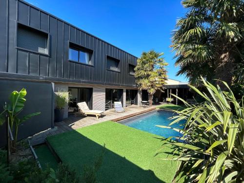 Pace House | Le Loft Black Wood - Piscine privé et grande terrasse à 20 min de Rennes