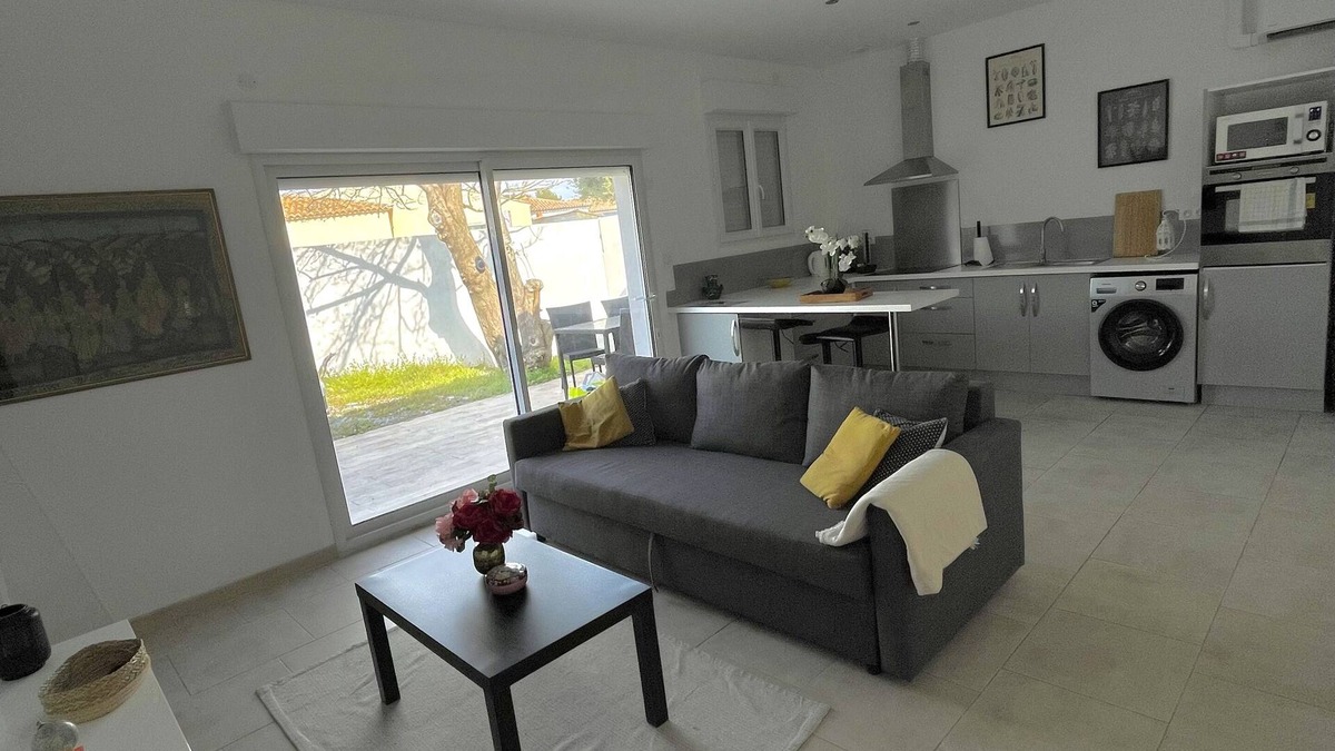 Villetelle Apartment | Le Lou Clapas Self-contained apartment with courtyard