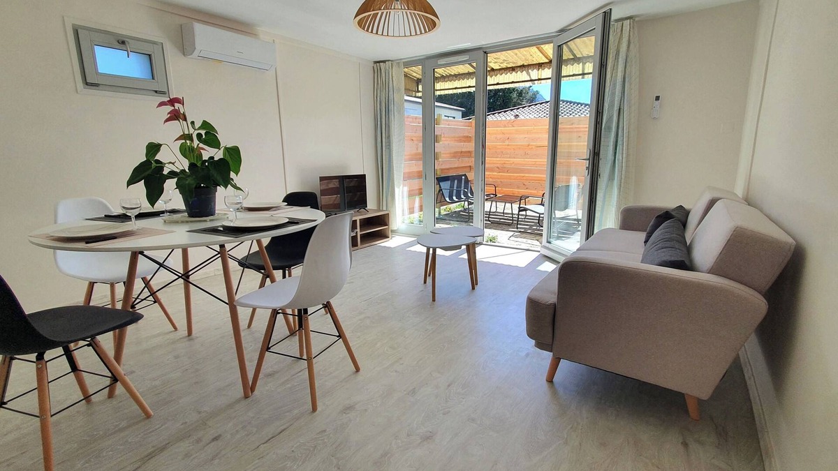 Vesseaux Apartment | Le Mûrier: air conditioning, parking, direct access to greenway