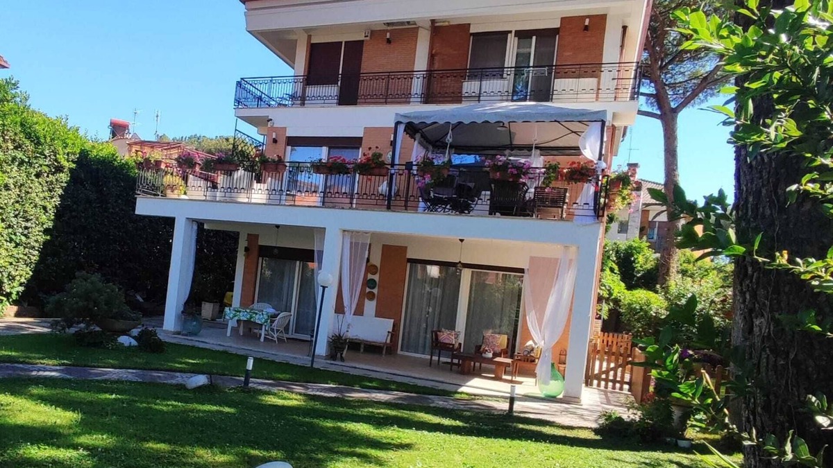 Capannelle Apartment | "Le Maripose" Appia Antica Luxury apartment in the green with garden and Jacuzzi