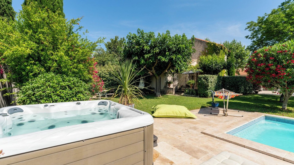 Graveson House | Le Mas Des Pins with Shared Pool, Wi-Fi and Air Conditioning