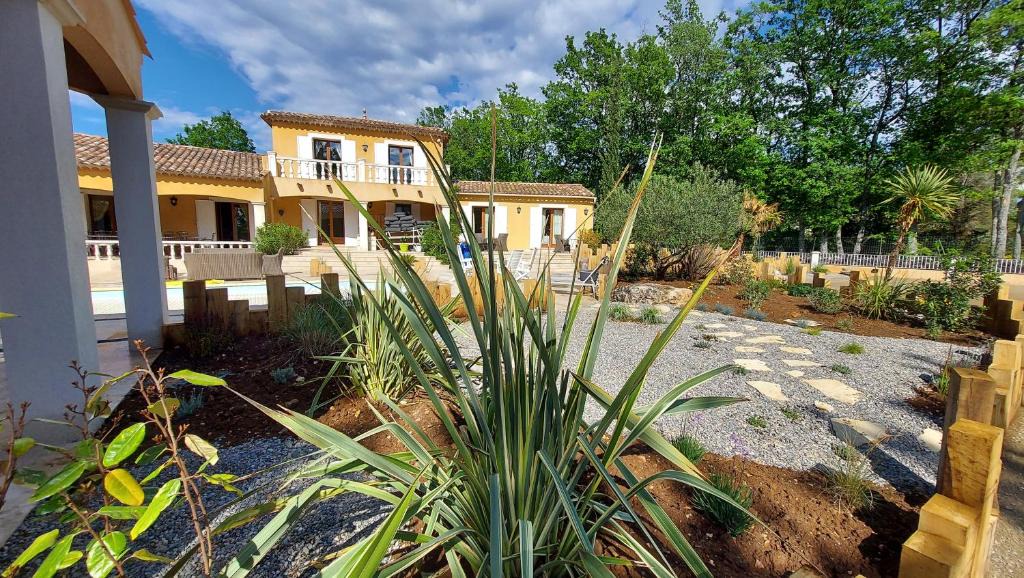 Regusse Bed & Breakfast | le Mas Provençal