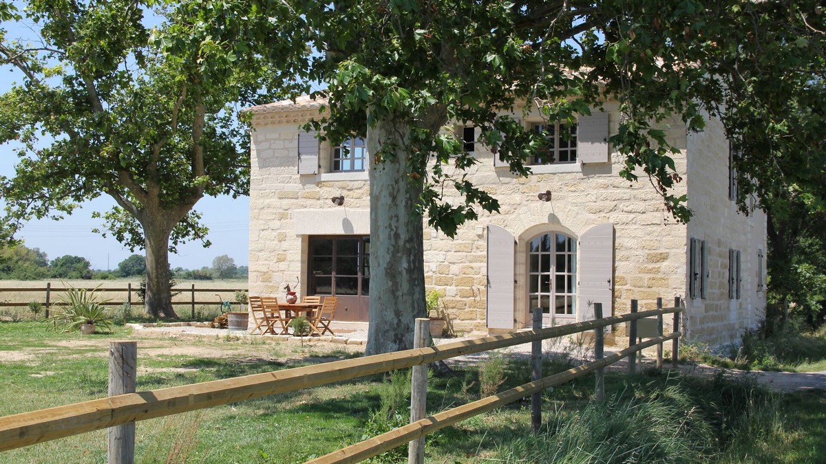 Le Cailar House | Le Mazet Jean. Camargue Bed and Breakfast (kindling)