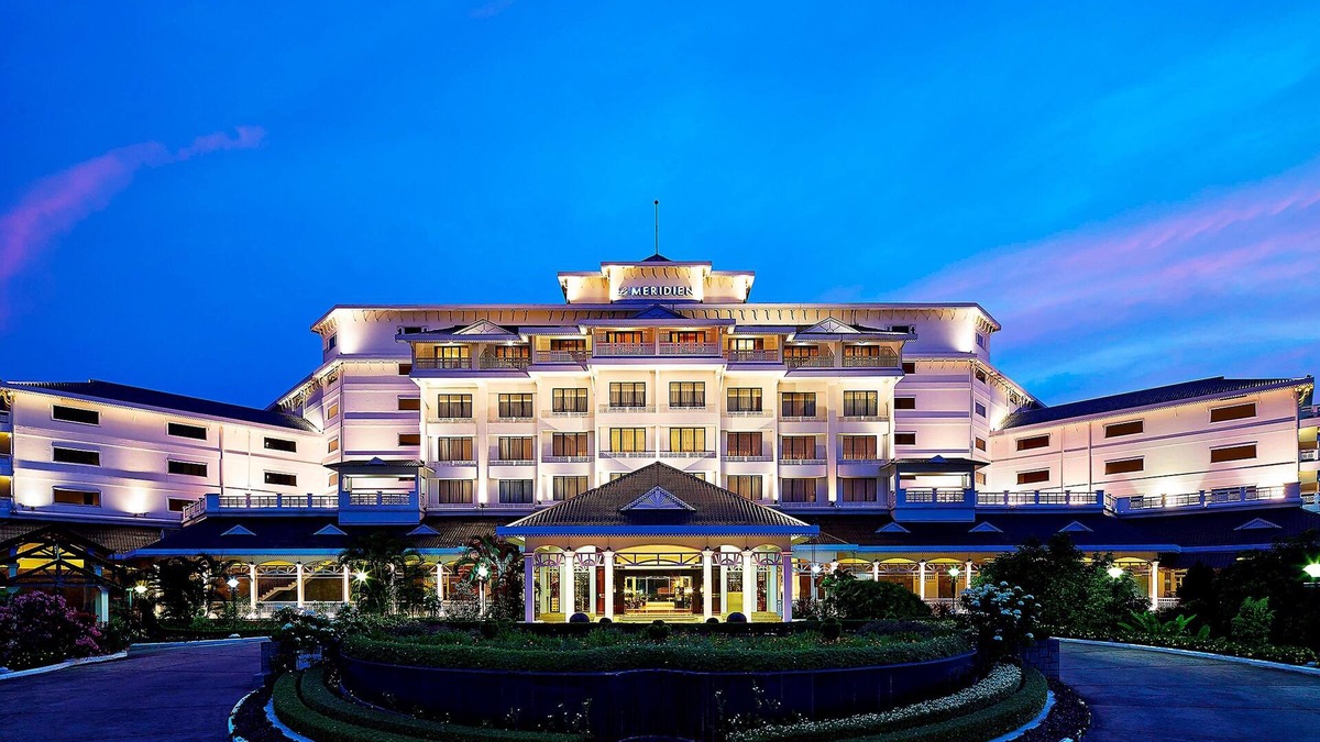 Maradu Hotel | Le Meridien Kochi