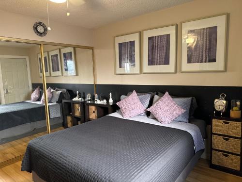 Sunrise Manor House | Le Noir, A private bedroom with a private entrance - shared bathroom
