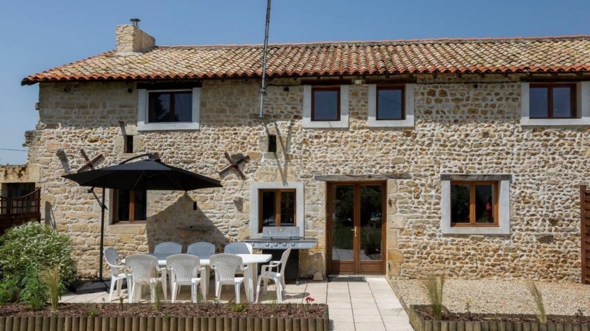 Les Alleuds Cottage | Le Noyer - Gites de Chaignepain (Sleeps 8)