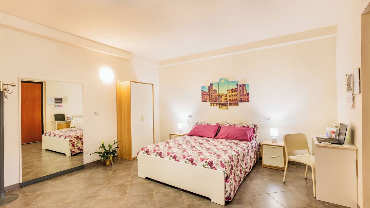 Arezzo Apartment | LE ORTENSIE Independent mini-apartment outdoor space and small garden