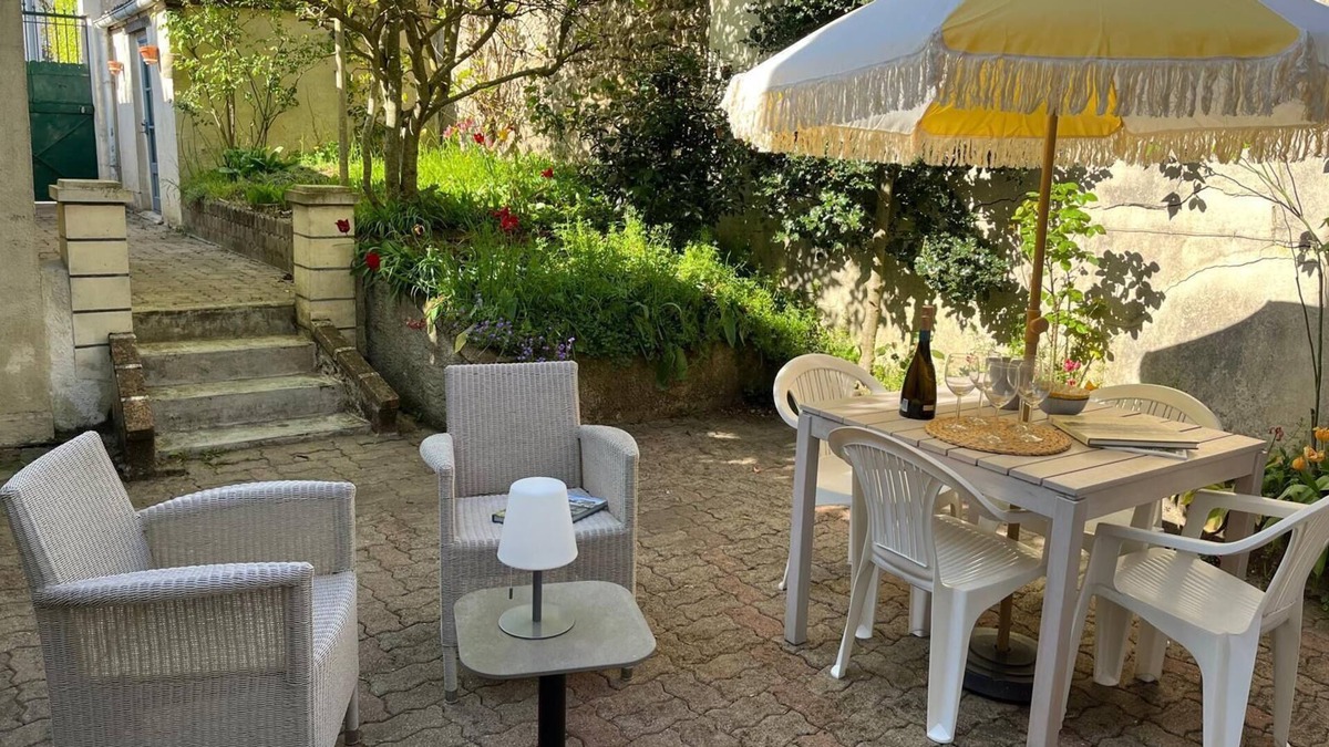 Amboise House | Le Passage du Roi: Historic TownHouse, Charming Courtyard - Steps from Chateau!