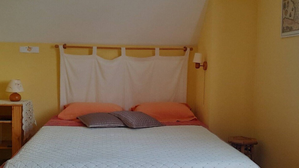 Lescar Bed & Breakfast | Le Pesquit guest room with shared terrace, communal garden and air conditioning