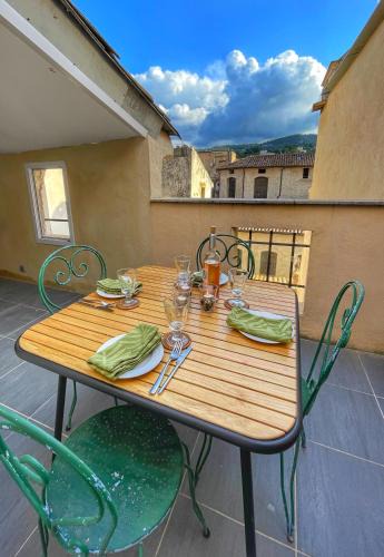 Apt Apartment | Le Petit Delphia