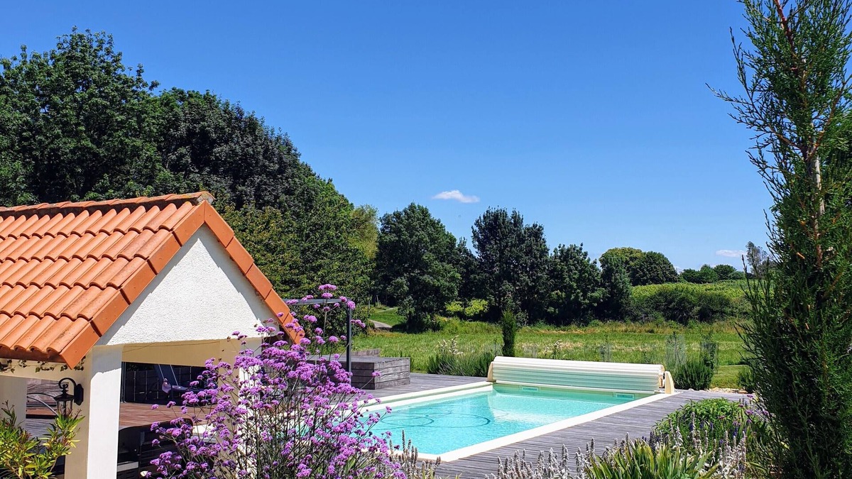 Saint-Thomas-de-Conac Cottage | Le Petit Pas Gite in a tranquil setting surrounded by vineyards and sunflowers