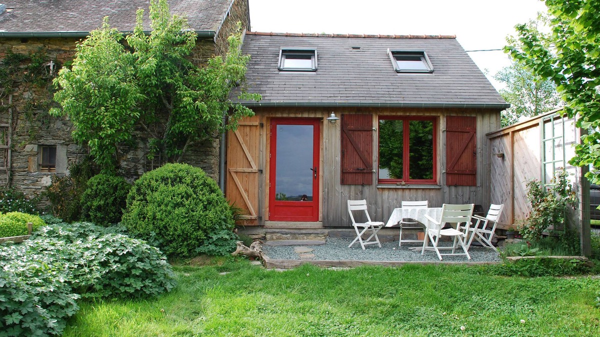 Langon House | Le Petit Gîte de Langon: ecology, calm, light, wide view of the valley.