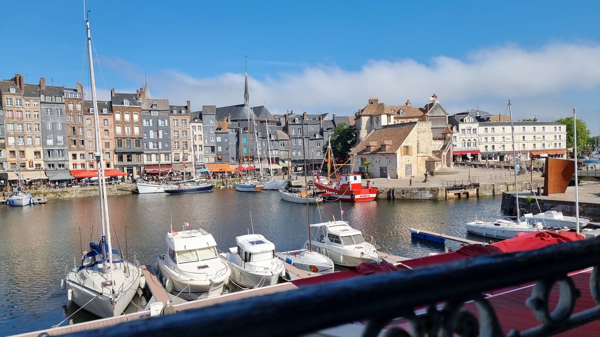 Enclos Apartment | Le Petit Navire - 4P - View of the Port of Honfleur