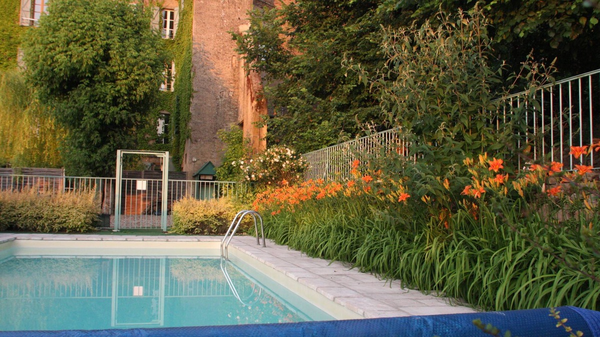 Cordes-sur-Ciel Cottage | Le Petit Pavillon de La Gaudane with garden and swimming pool in Cordes sur Ciel itself