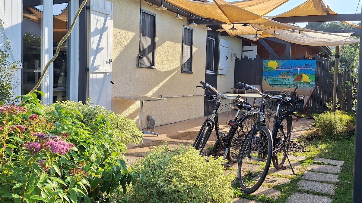 Gujan-Mestras Cottage | LE PETIT POISSON Gîte Vélos linen cleaning included, € breakfast