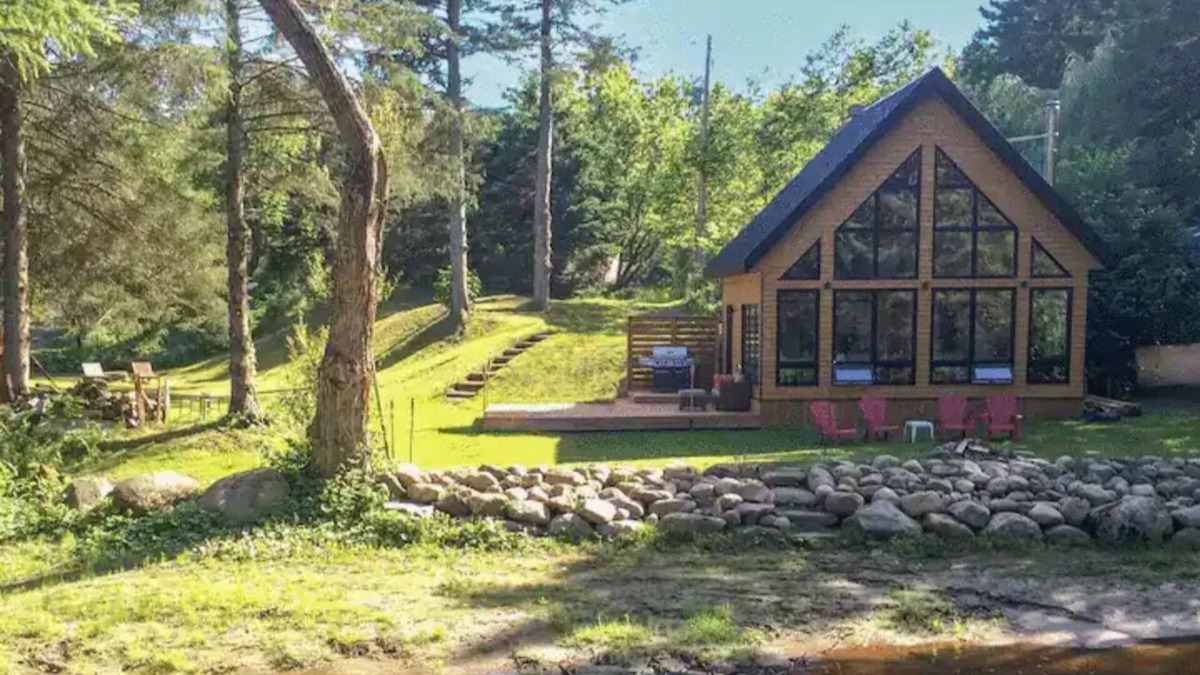 Donnacona Ski Chalet | Le Petit Renard | Riverfront cottage