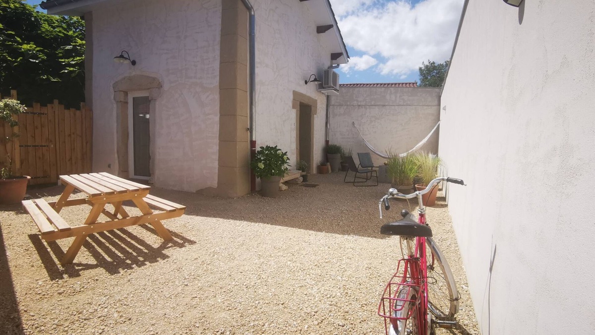 Colombier-Saugnieu House | Le Petit Saugnieu Furnished gîte for 2 people