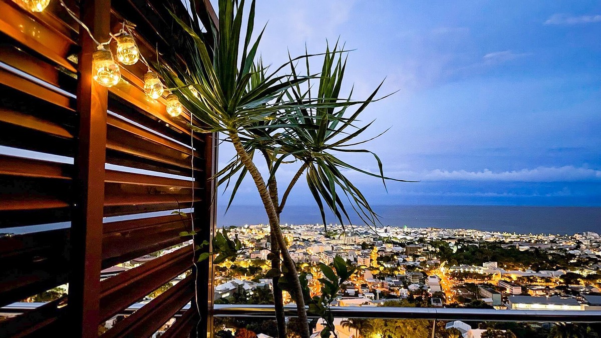 Saint-Denis Apartment | Le Pétrel dans les Nuages - Panoramic terrace over the Indian Ocean and St-Denis