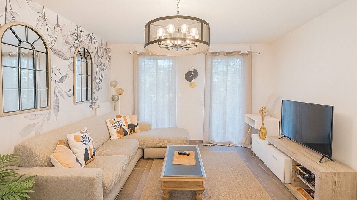 Le Plessis-Robinson Apartment | Le Plessis-Capitale: Apartment and private garden