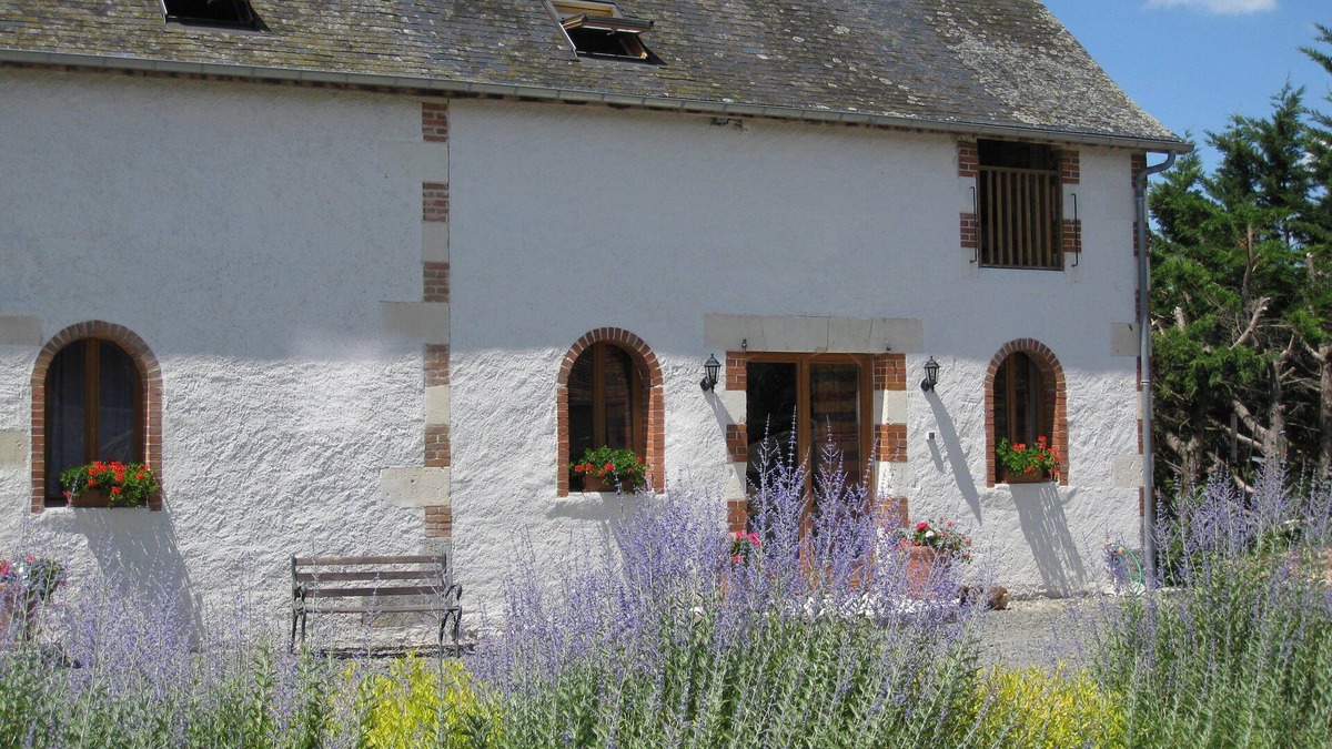 Cussay Cottage | Le Pluvier - Luxury 3 bedroom holiday home with heated pool in the Loire Valley