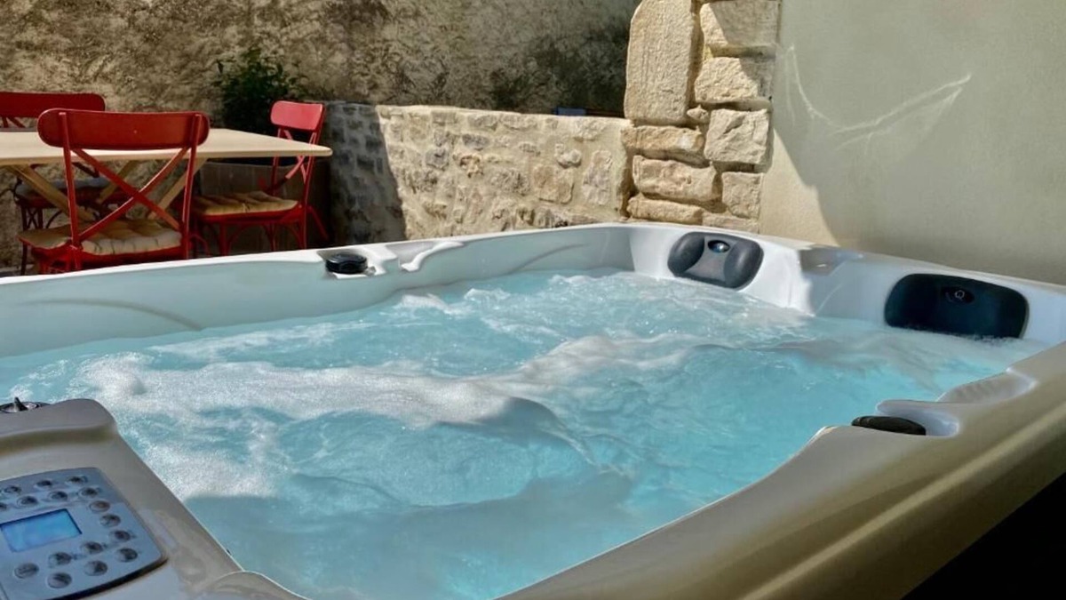Martignargues House | LE PONT Junior Luxury Suite with private Jacuzzi
