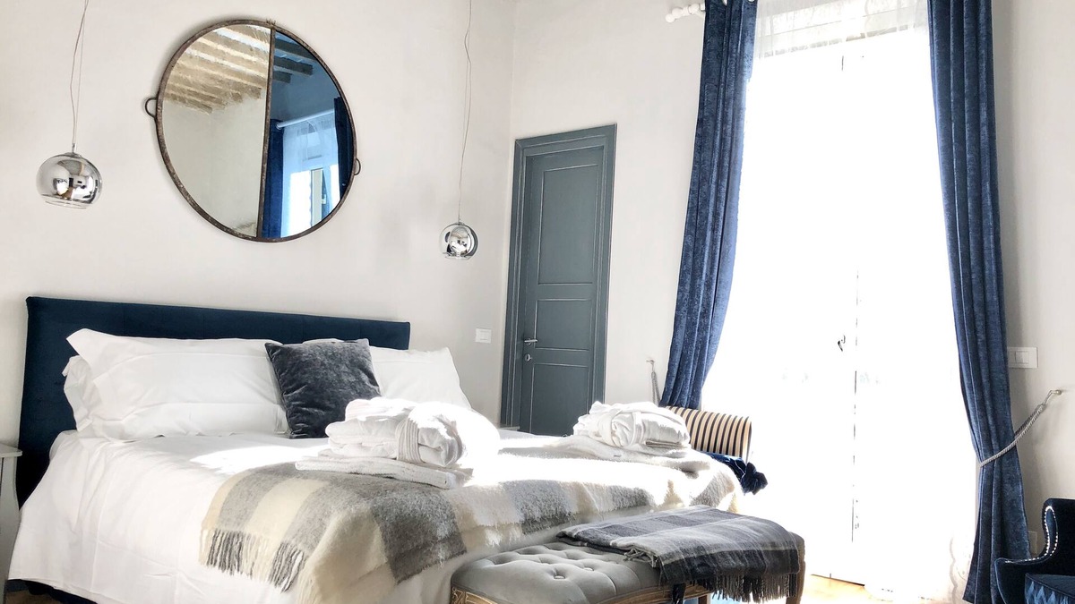 Santo Spirito Apartment | "Le Porte San Frediano 2: Florentine Elegance at a stone's throw from the Heart of the City"