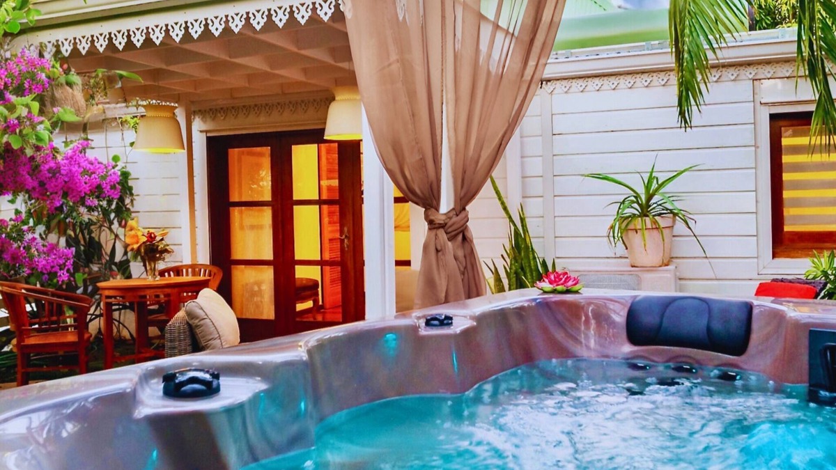 Etang Sale Les Bains House | Le Ravenale* Romantic bungalow with private Jacuzzi just a stone's throw from the sea