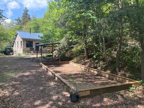 Yzeron Ski Chalet | Le refuge d'Yzeron, gite autonome en pleine forêt pour 8 personnes