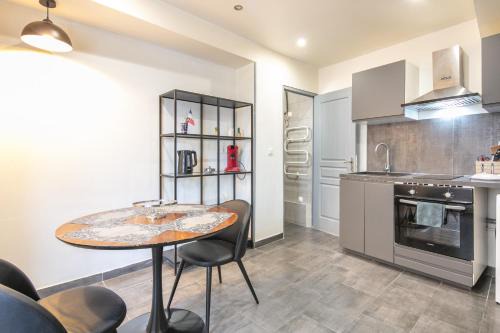Saint-Geoire-en-Valdaine Apartment | Le Refuge du Val - Appartement vue montagne