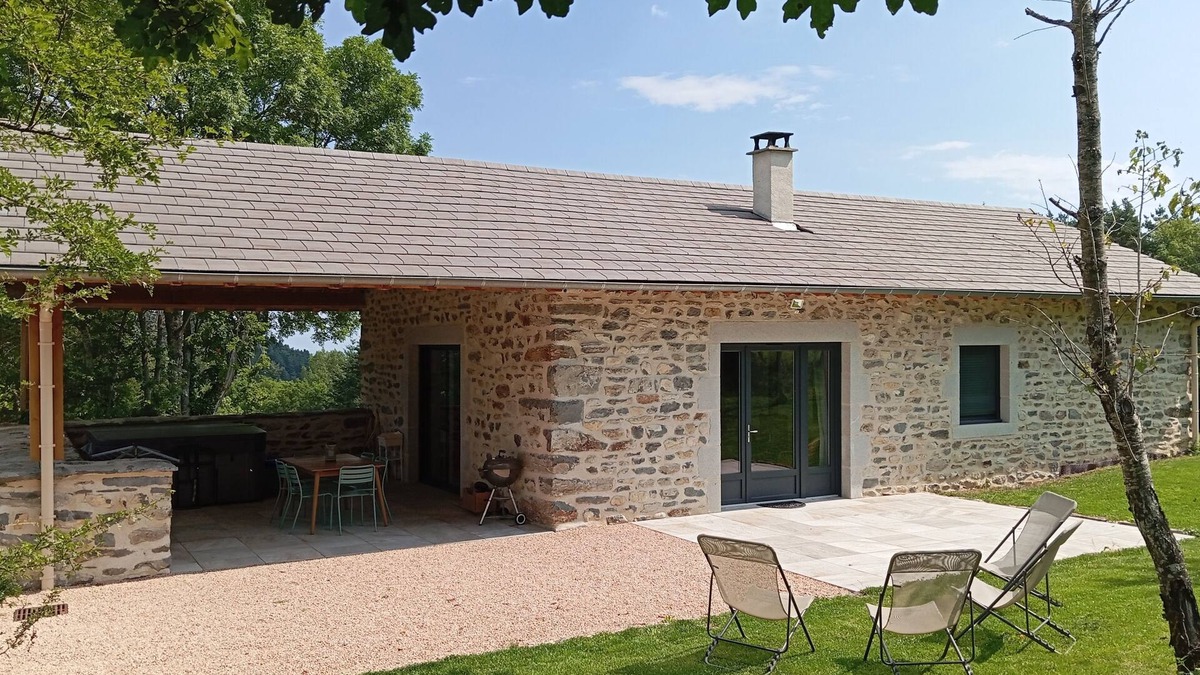 Saint-Julien-du-Pinet Cottage | Le Refuge de Jorance and its spa 🌲🌼🏡🌄